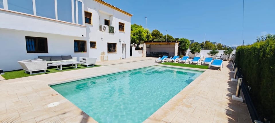 Calpe chalet privado 7 min de la playa piscina wifi parking aire barbacoa grupos House in Calp