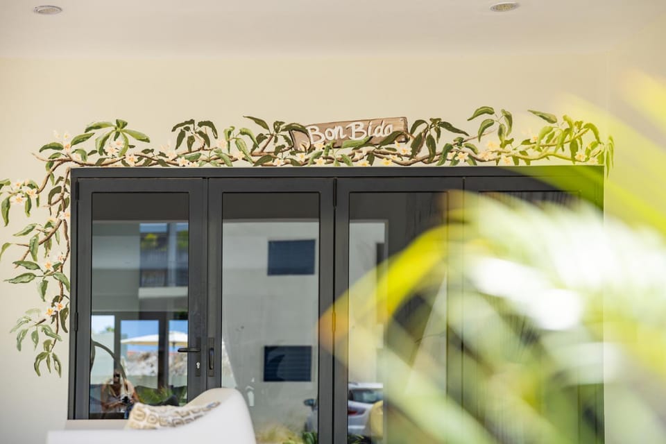 Property building, Day, Decorative detail, Garden view