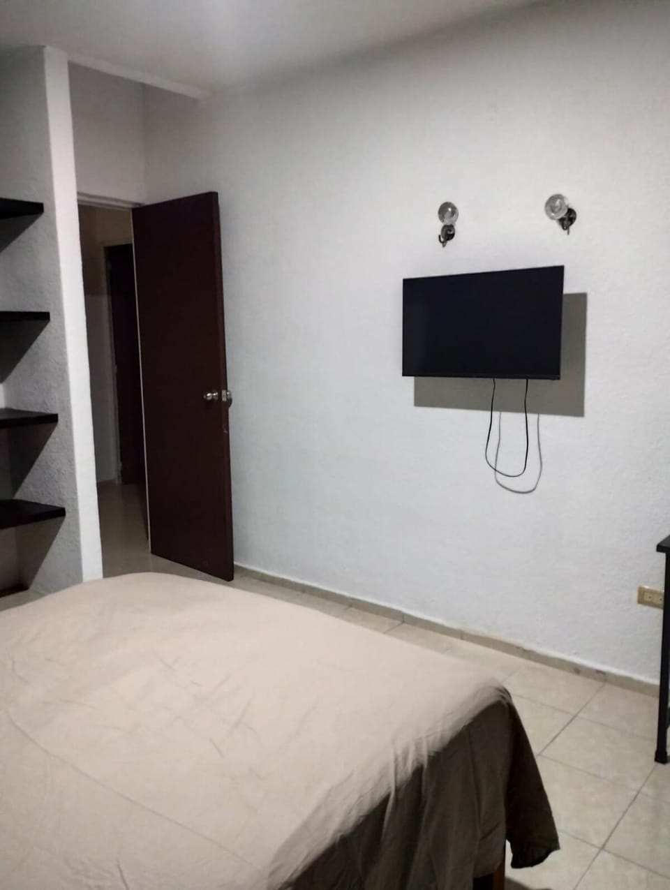 Bed, TV and multimedia, Photo of the whole room, Bedroom
