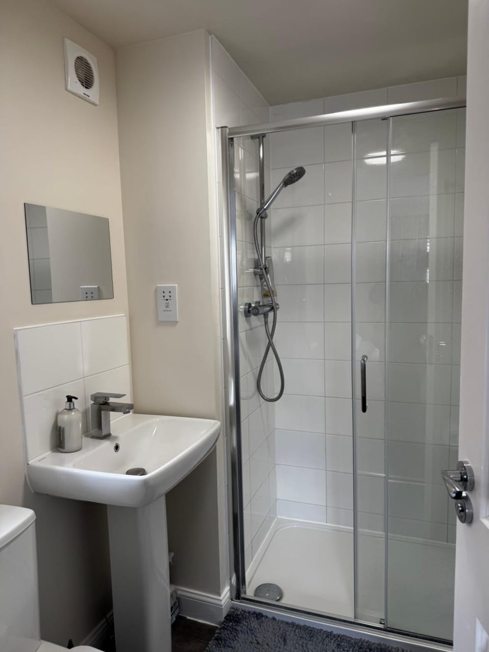 Bierton & Aylesbury Room - King Ensuite & free parking - 60 Coronet Road Vacation rental in Aylesbury Vale