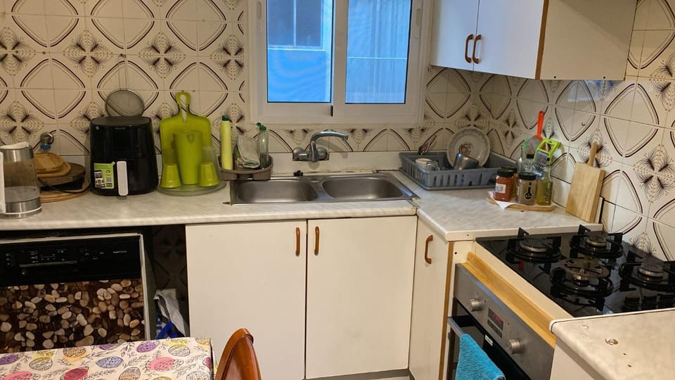 Coffee/tea facilities, Kitchen or kitchenette, stove