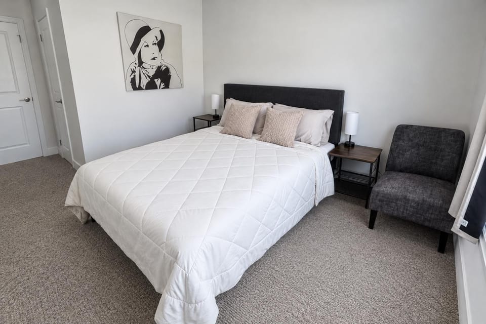 Bed, Photo of the whole room, Decorative detail, Seating area, Bedroom, furniture