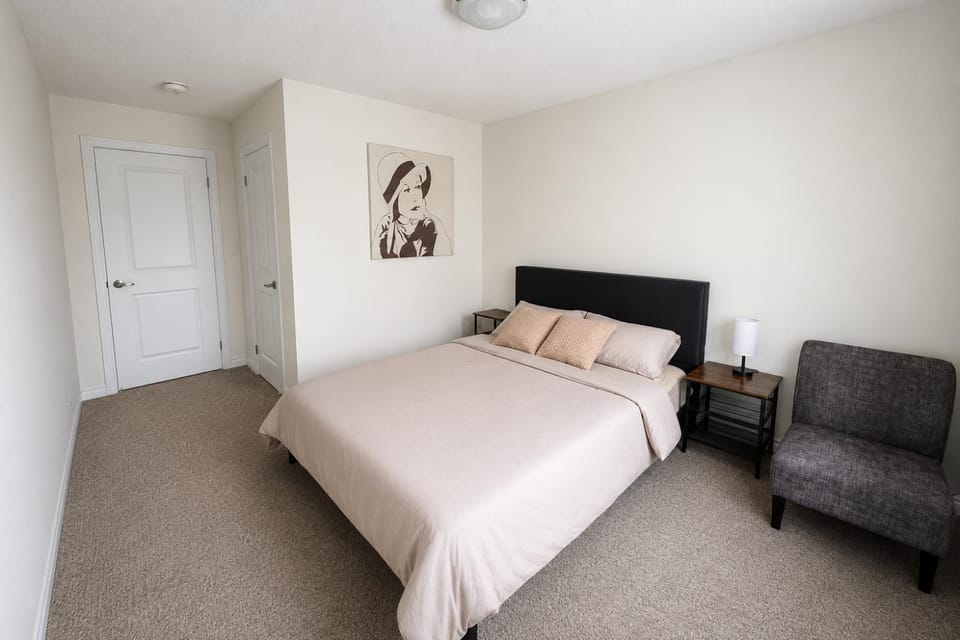 Bed, Photo of the whole room, Decorative detail, Seating area, Bedroom, furniture
