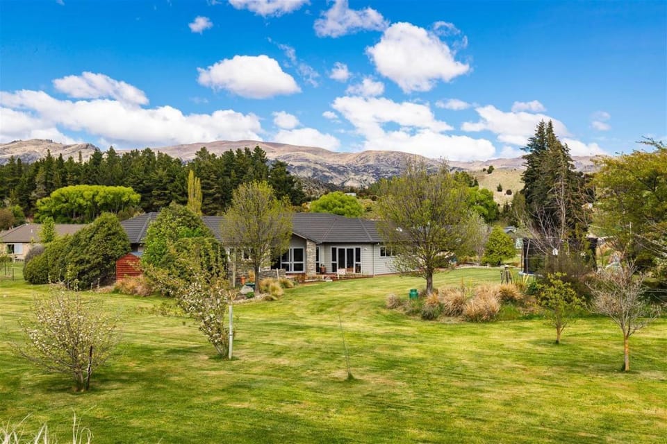 Property building, Natural landscape, Garden, Garden view, Entertainment