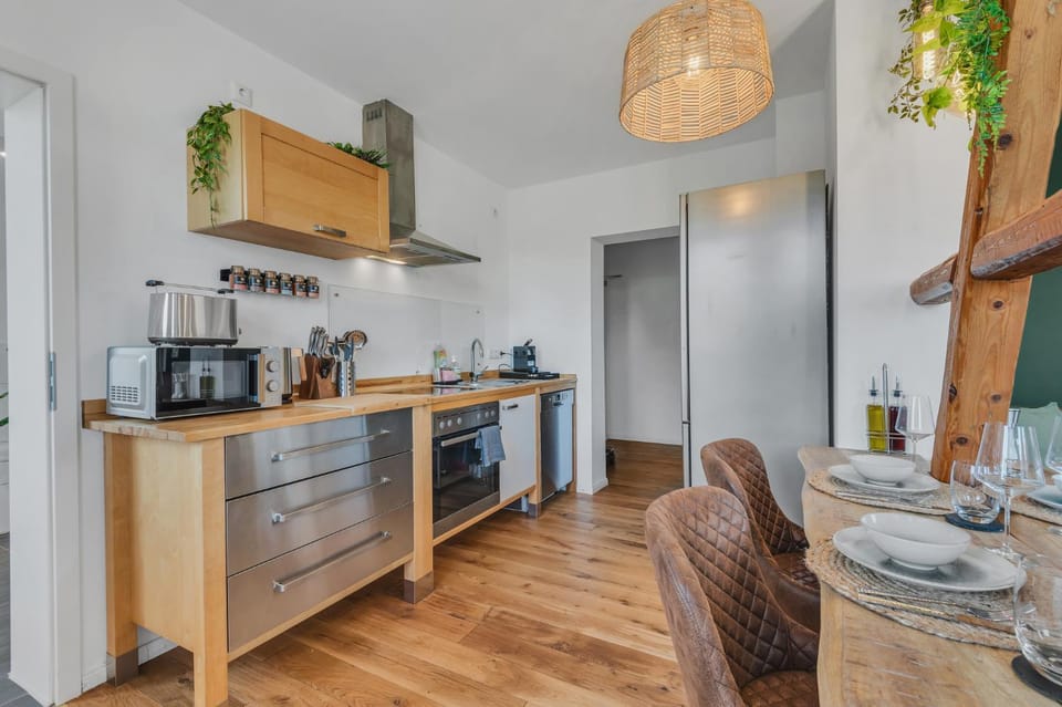 Coffee/tea facilities, Kitchen or kitchenette, Dining area, Food, microwave, oven, stove, toaster
