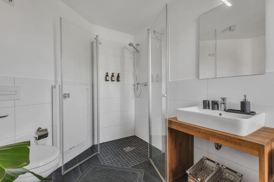 Shower, Toilet, Bathroom, Bath