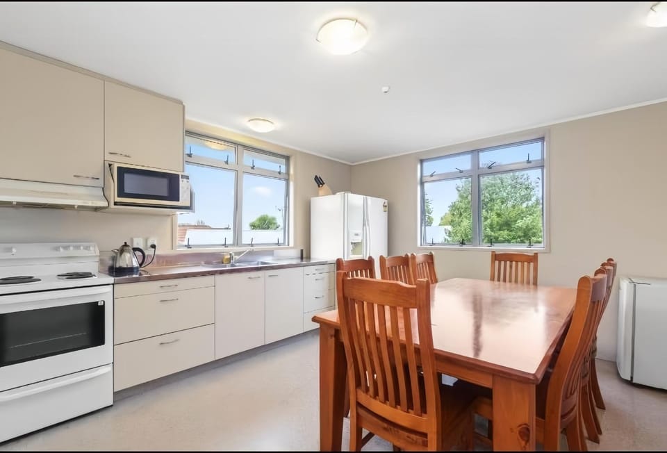 Kitchen or kitchenette, Dining area, Communal kitchen, minibar, oven, stove, toaster