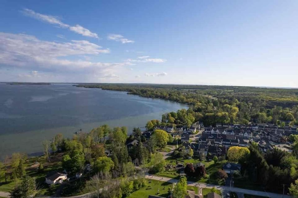 Tranquil Lakeside Townhouse House in New York