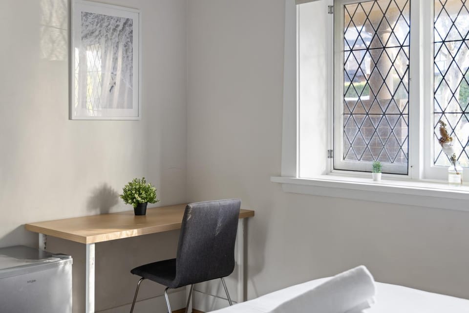 Boutique Double Room Near Light Rail in North Parramatta - Shared Bathroom Bed and Breakfast in North Parramatta