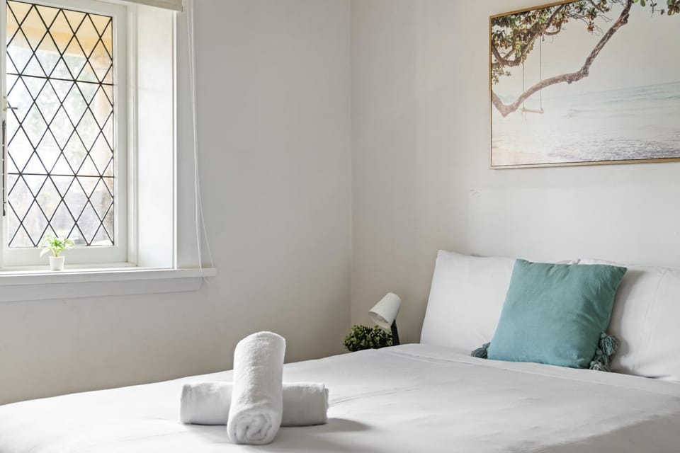 Boutique Double Room Near Light Rail in North Parramatta - Shared Bathroom Bed and Breakfast in North Parramatta