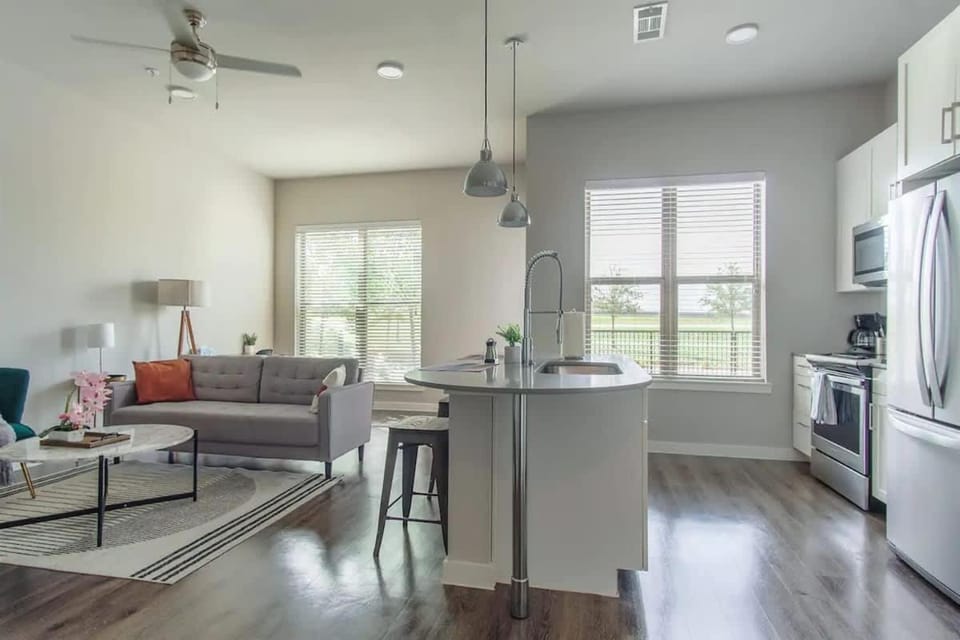 Boulevard Stays Luxury 1BR King Suite Pool Gym Parking - B Apartment in Allen