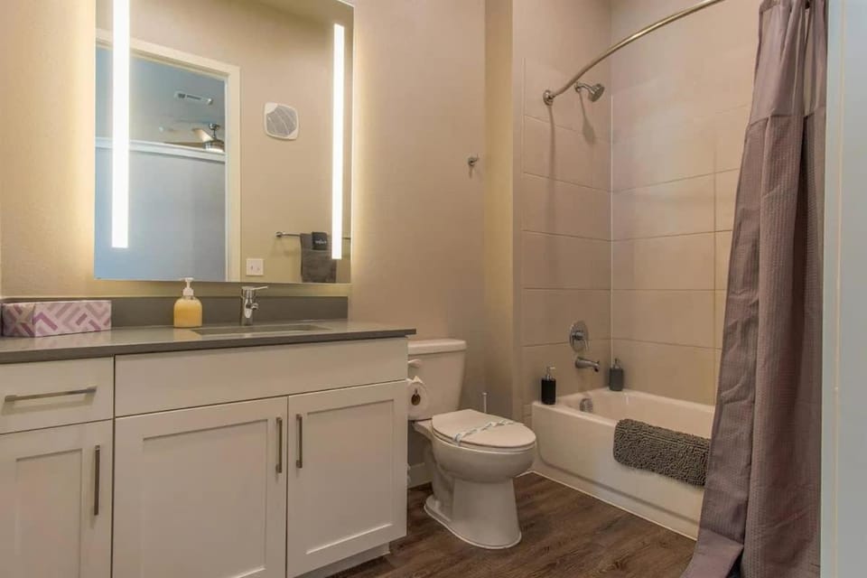 Boulevard Stays Luxury 1BR King Suite Pool Gym Parking - B Apartment in Allen