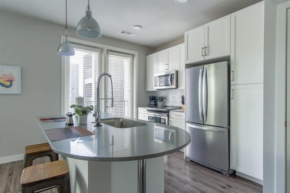 Boulevard Stays Pool Gym Parking 1BR King Suite C Apartment in Allen