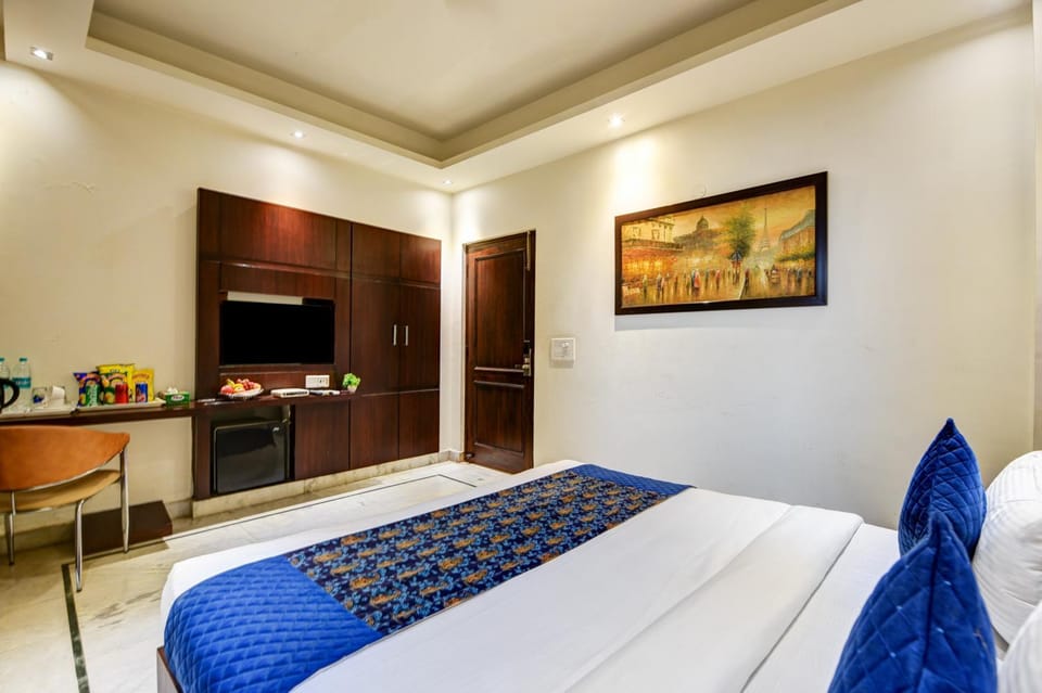 Bed, TV and multimedia, Bedroom, wardrobe