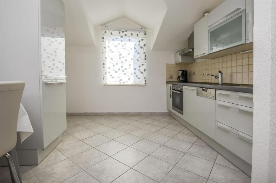 Kitchen or kitchenette, dishwasher, oven
