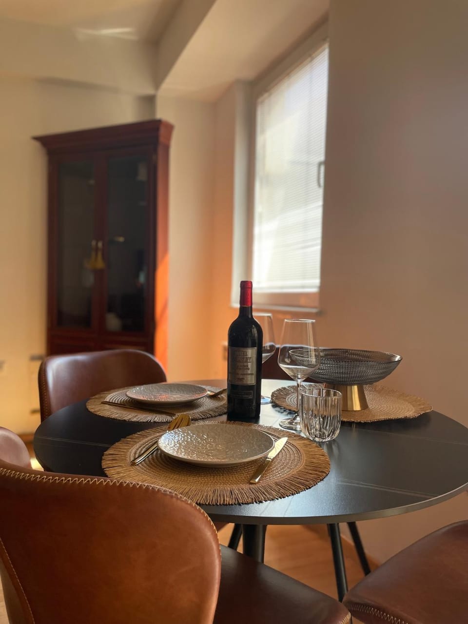 Living room, Food and drinks, Seating area, Dining area, Drinks