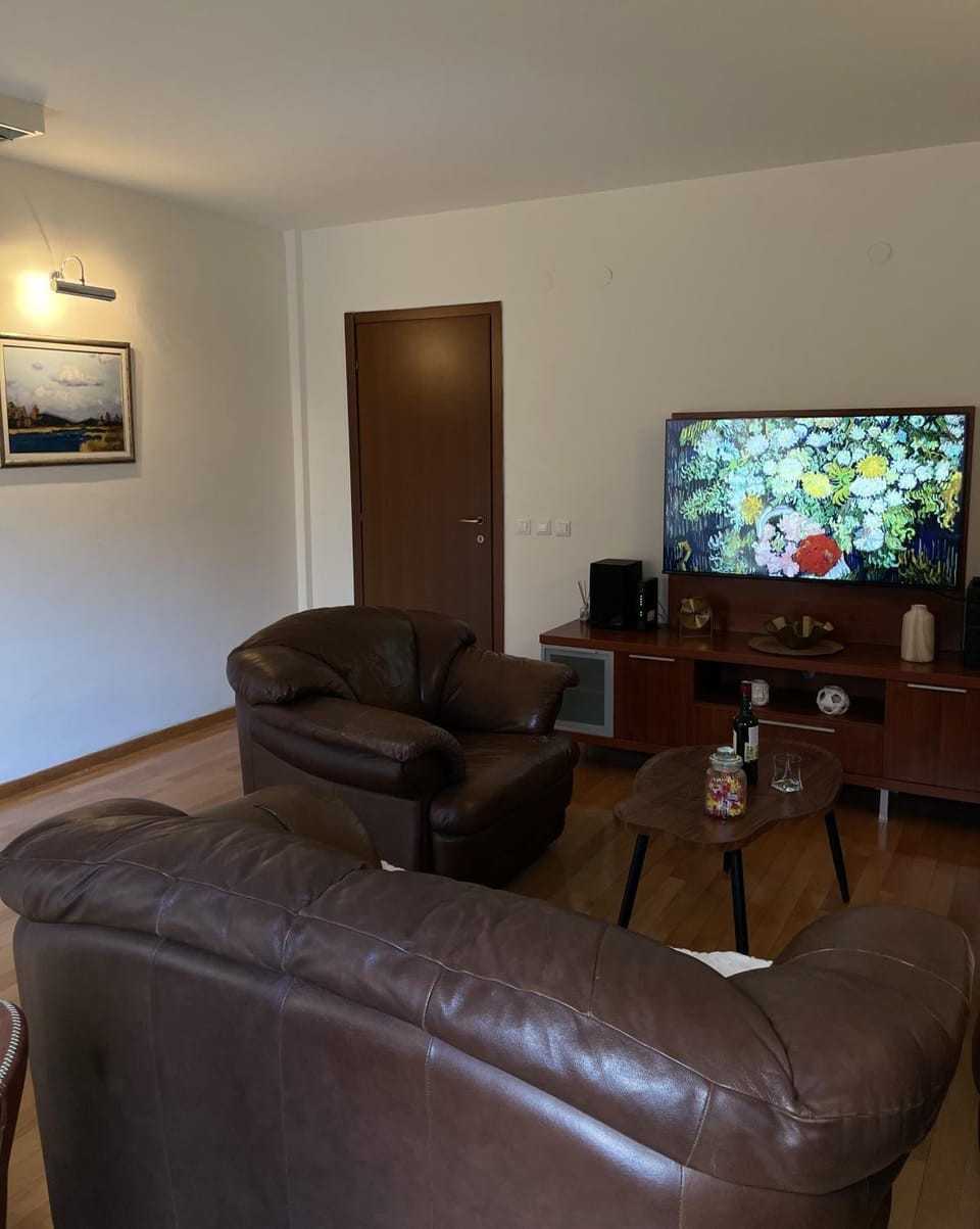 Communal lounge/ TV room, TV and multimedia, Living room, Seating area, Evening entertainment