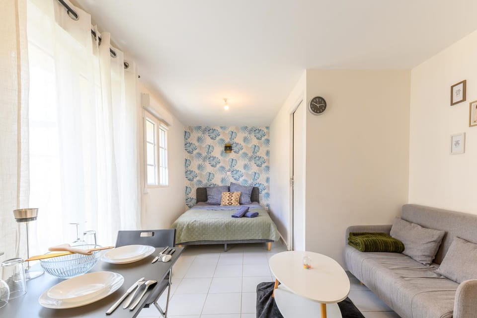 Living room, Seating area, Dining area, internet