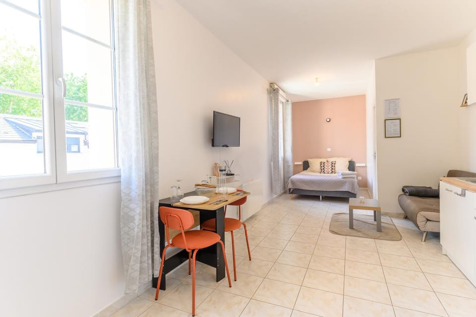 Bed, TV and multimedia, Living room, Photo of the whole room, Seating area, Dining area, Bedroom, internet