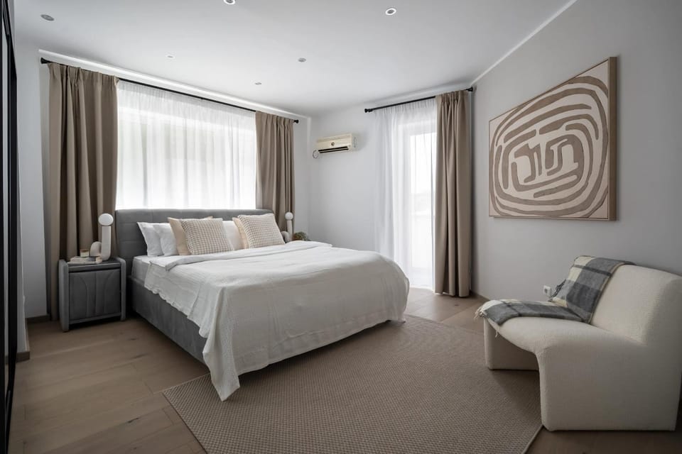 Bed, Seating area, Bedroom, air conditioner