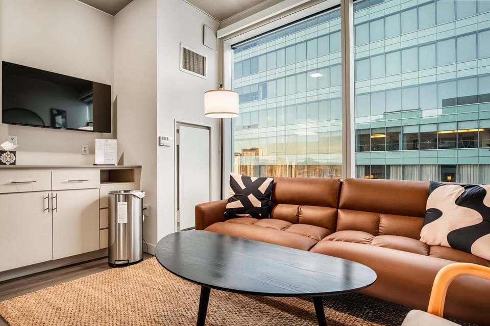 Boulevard Stays Comfortable Downtown Highrise STU Pool Parking & Gym 10a Apartment in Phoenix