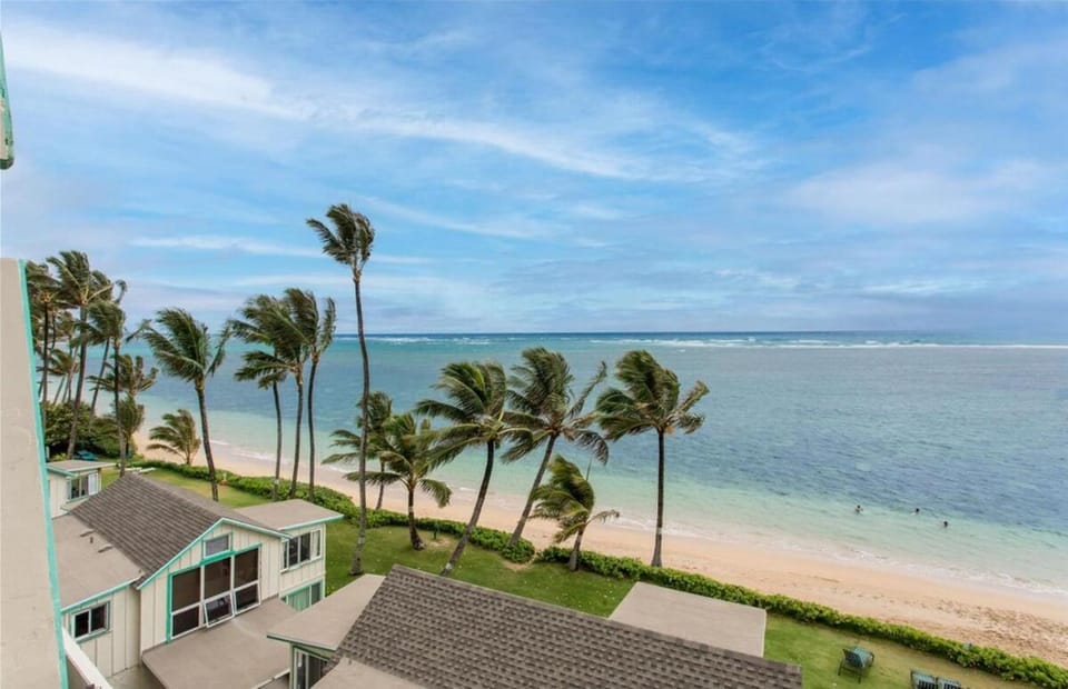 Beachfront Studio w Amazing Views House in Punaluu