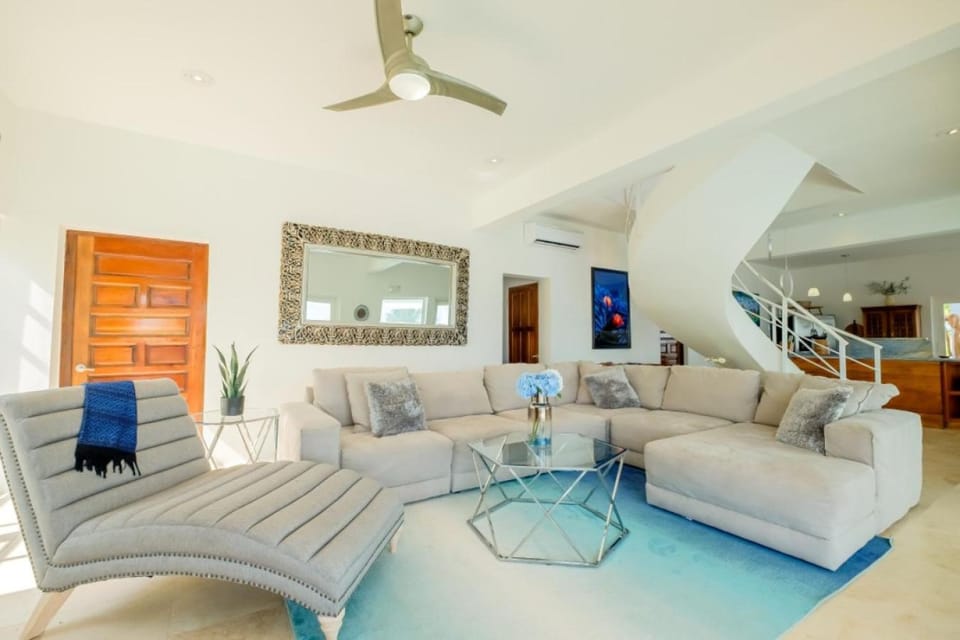 The Fox Villa - Waterfront, 2 Private Pools, Own Boat with Captain, Free Shuttle Villa in Belize District