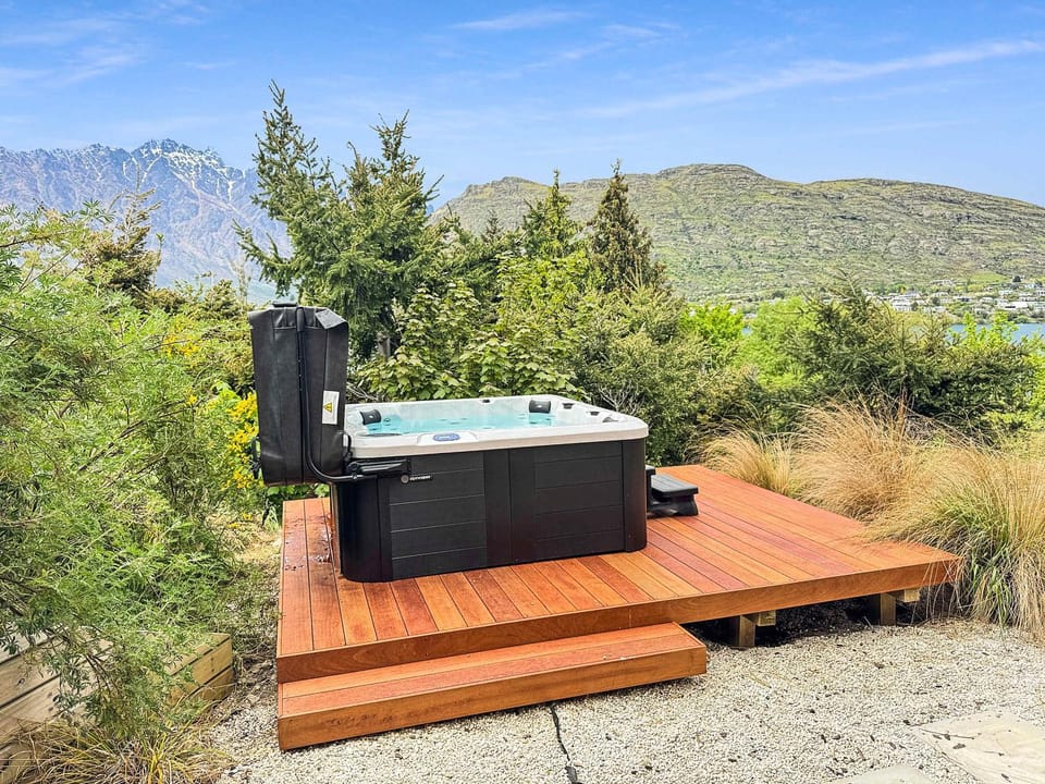 Frankton Retreat Modern 3BR with Lake Views House in Queenstown