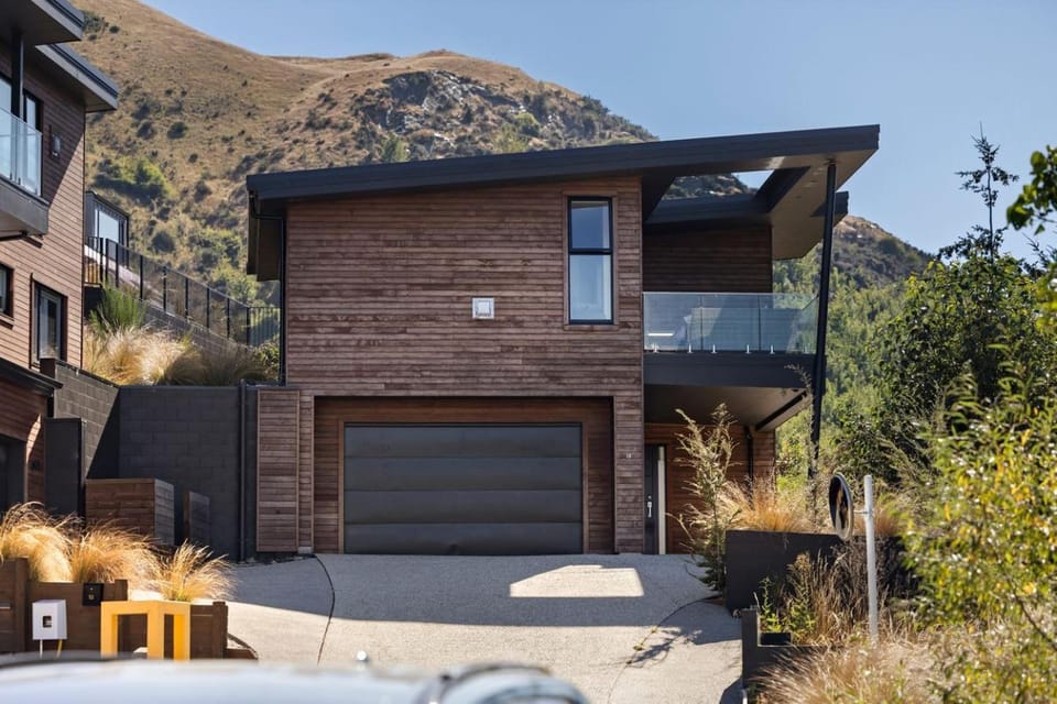 Property building, Day, Natural landscape, Mountain view