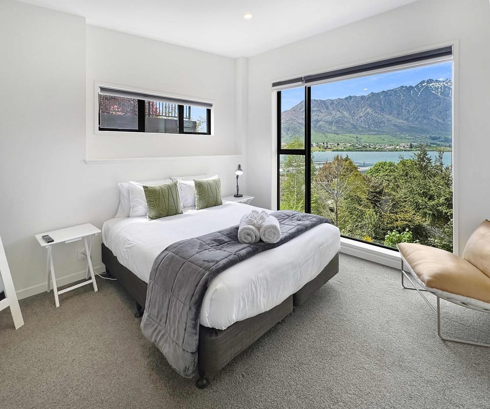 Frankton Retreat Modern 3BR with Lake Views House in Queenstown