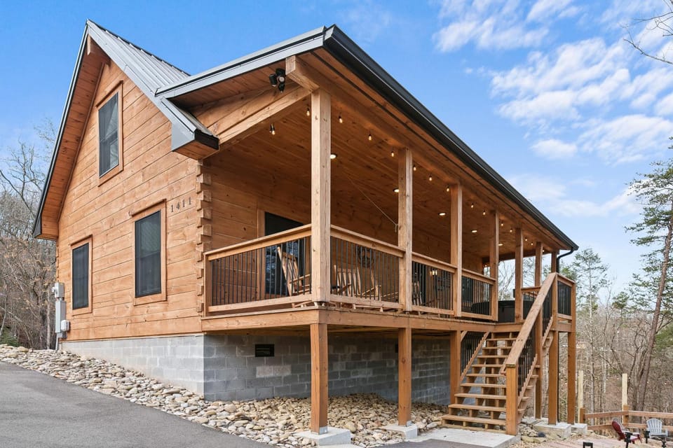 Property building, Facade/entrance, View (from property/room), Balcony/Terrace