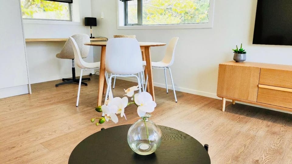 Sunny modern 2br Apartment next to Hospital Apartment in Wellington