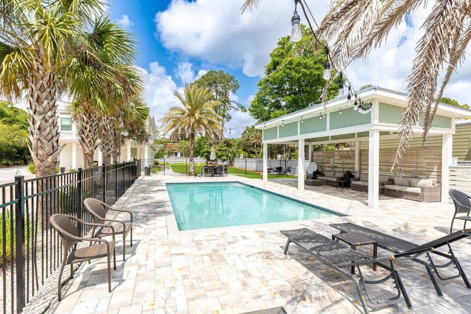 Patio, Pool view, Swimming pool, sunbed