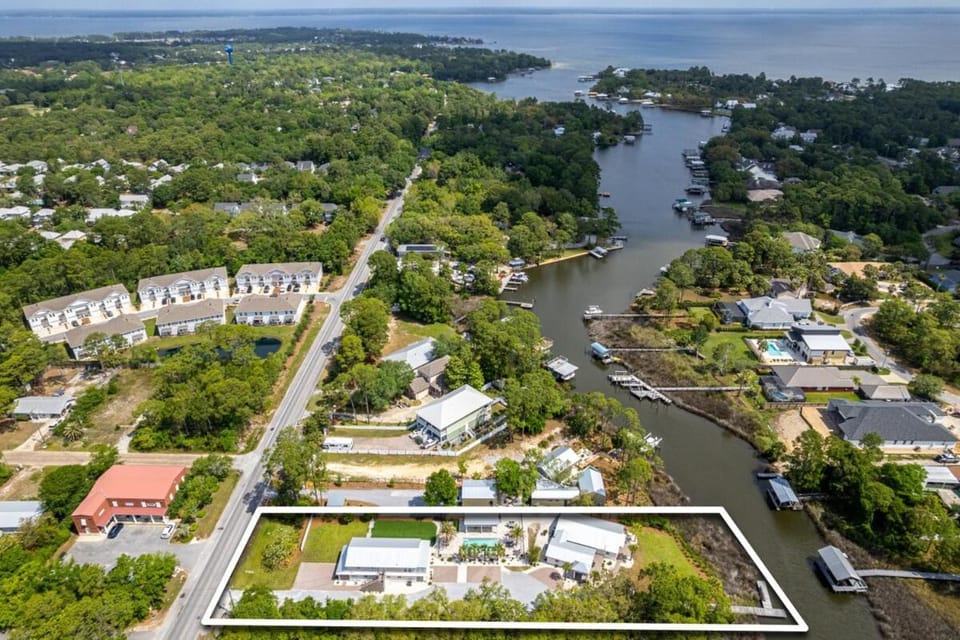 Property building, Neighbourhood, Bird's eye view, Lake view, River view, Location