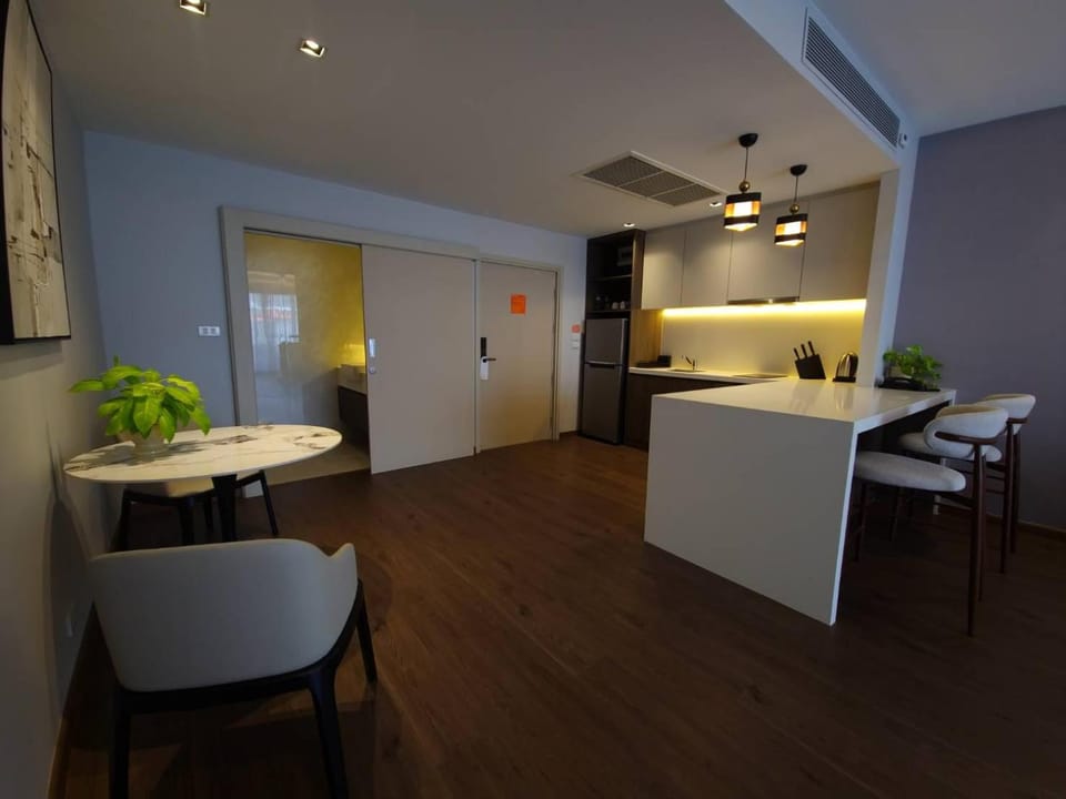 Kitchen or kitchenette, Dining area