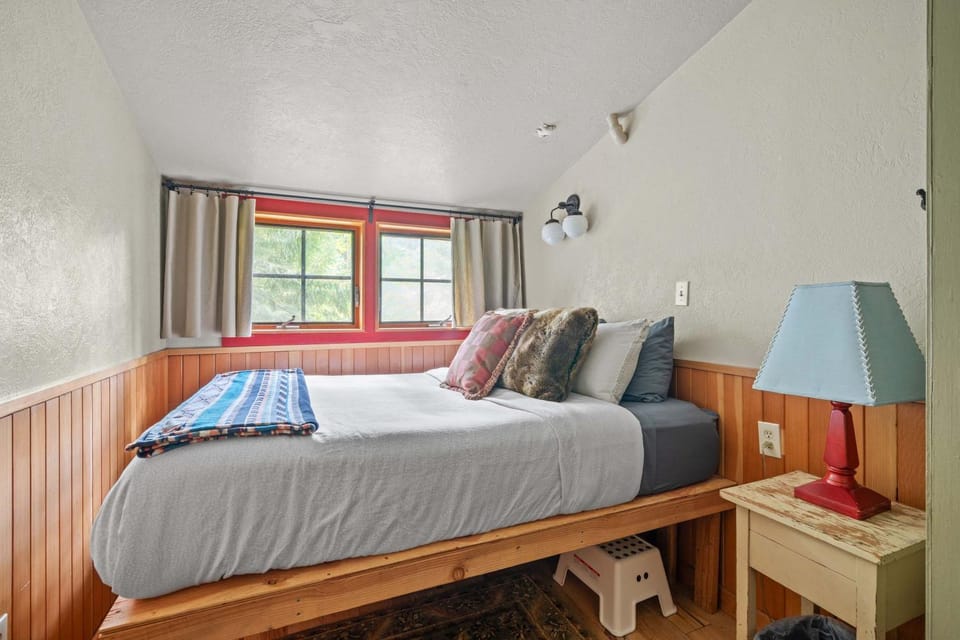 Riverfront Getaway - Dogs Welcome - Sleeps 4 House in Welches