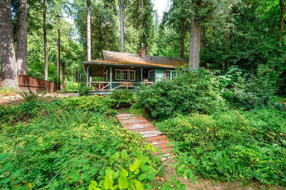 Riverfront Getaway - Dogs Welcome - Sleeps 4 House in Welches