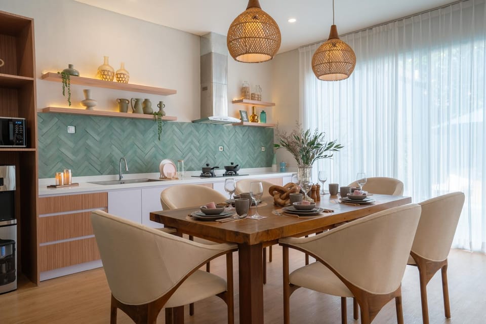 Kitchen or kitchenette, Dining area