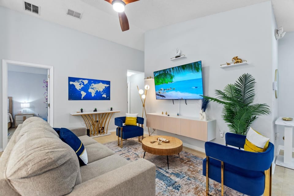Communal lounge/ TV room, TV and multimedia, Living room, Seating area, Evening entertainment