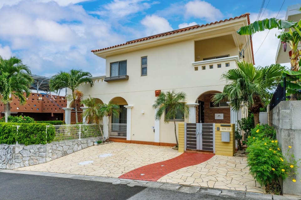最大16名 BBQ可能 駐車場3台 シアタールーム付きのグループ旅行におすすめ宿 The MELIA House in Okinawa Prefecture