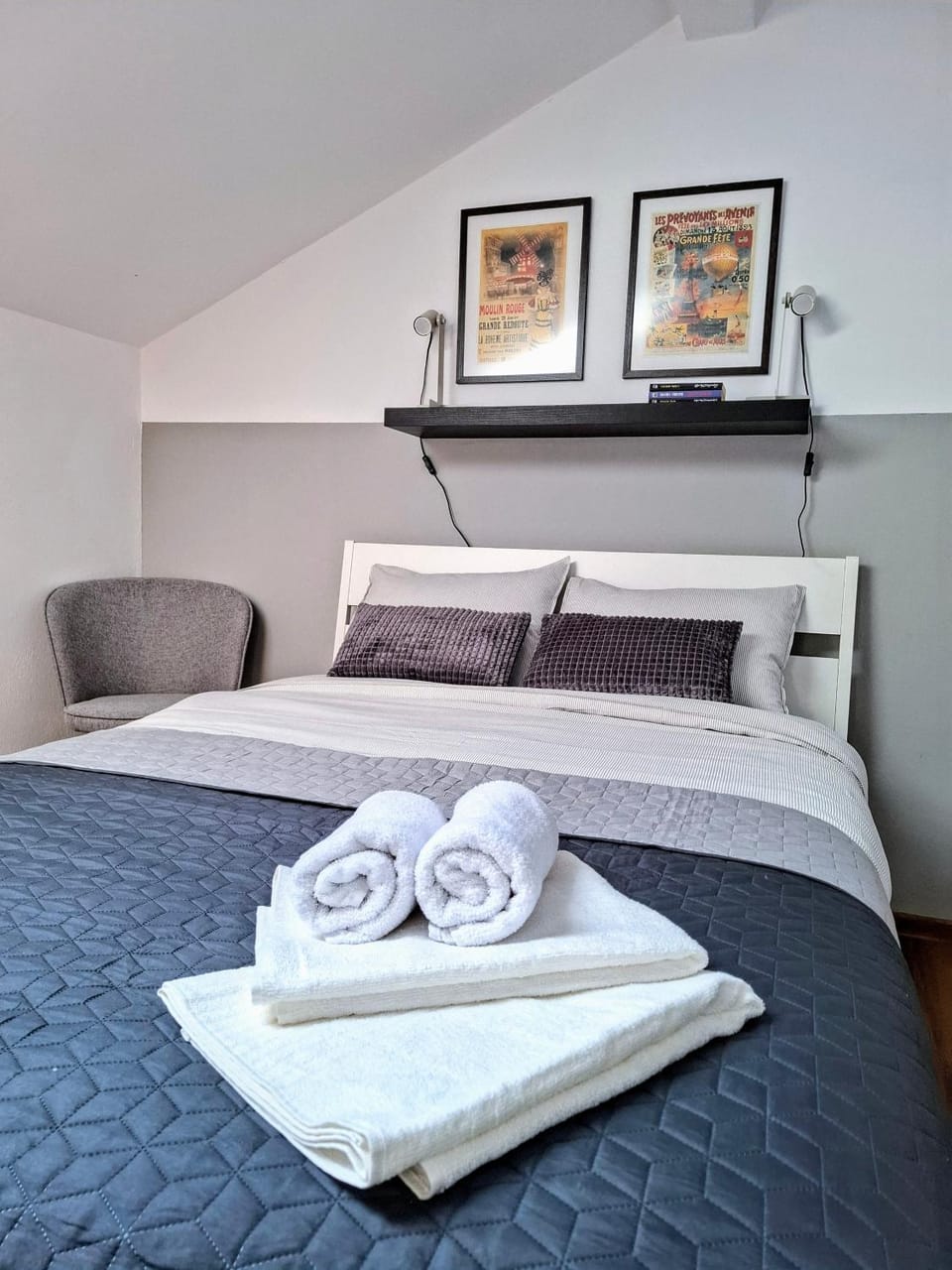 Bed, Bedroom, towels