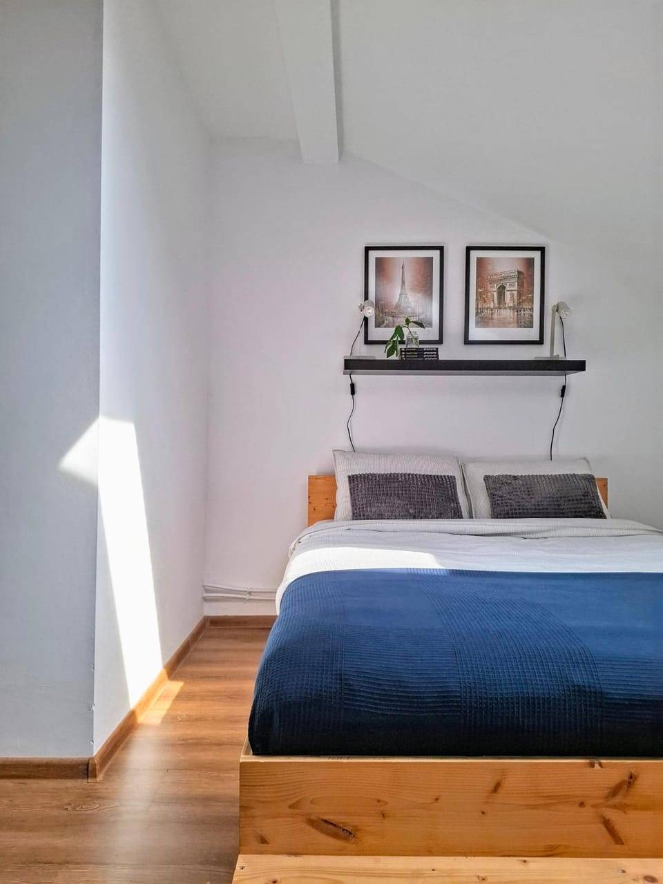 Bed, Photo of the whole room