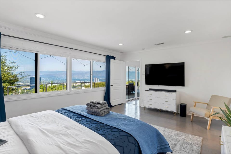 4BR Hilltop Villa by Universal Studios with Pool and Amazing Views House in Studio City