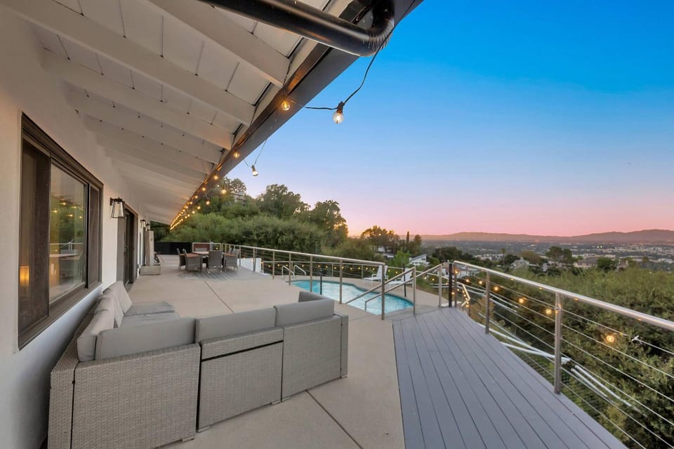 4BR Hilltop Villa by Universal Studios with Pool and Amazing Views House in Studio City