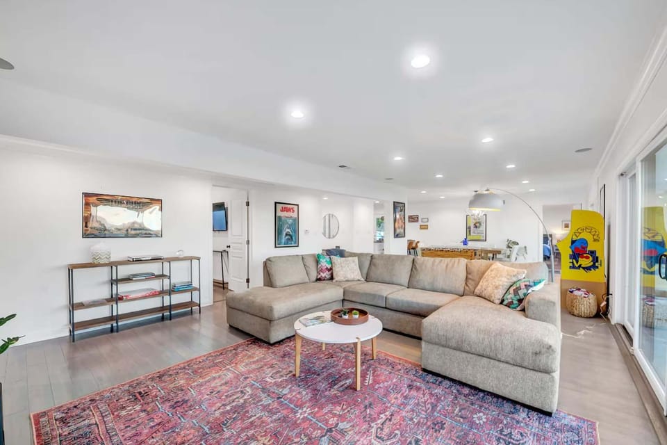 4BR Hilltop Villa by Universal Studios with Pool and Amazing Views House in Studio City