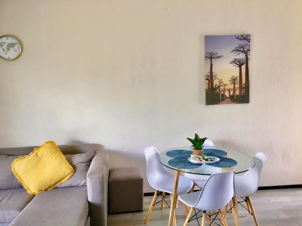 Chic, Comfy Apartment in Secure Complex, Fast WiFi, Free Parking Apartment in Sandton