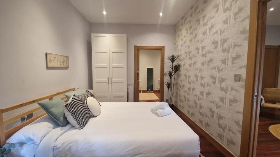 Unique location - 130m2 & Garden close to Museums Apartment in Bilbao