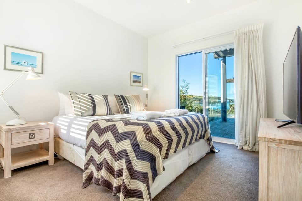 Bed, TV and multimedia, Bedroom, Sea view