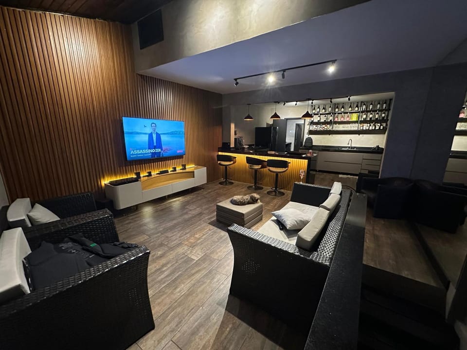 Communal lounge/ TV room, TV and multimedia, Living room, Lounge or bar, Food and drinks, Seating area, Evening entertainment, Drinks
