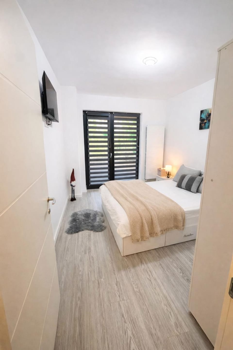 Bed, TV and multimedia, Photo of the whole room, Bedroom, towels, wardrobe